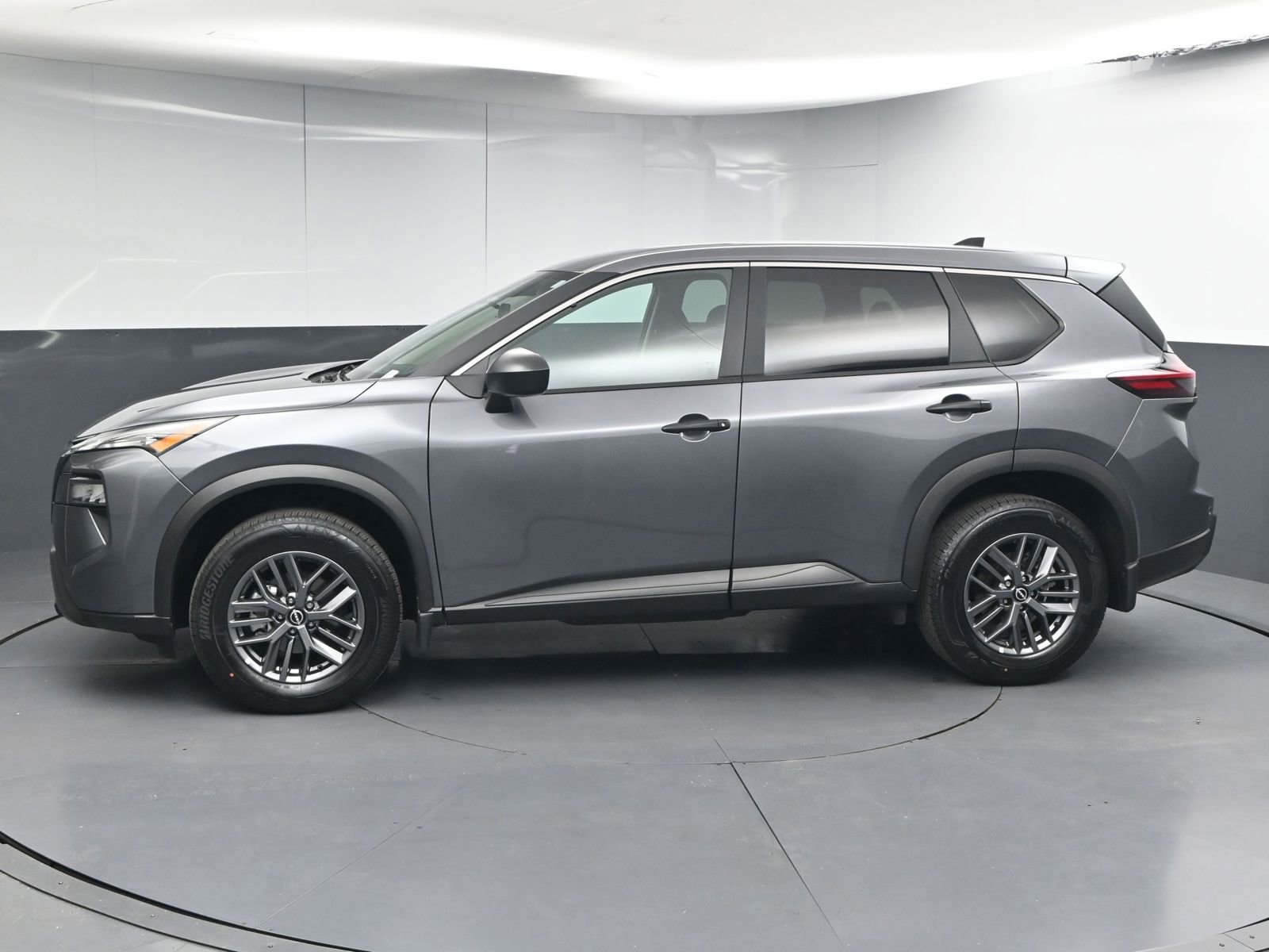 Used 2025 Nissan Rogue S image 4