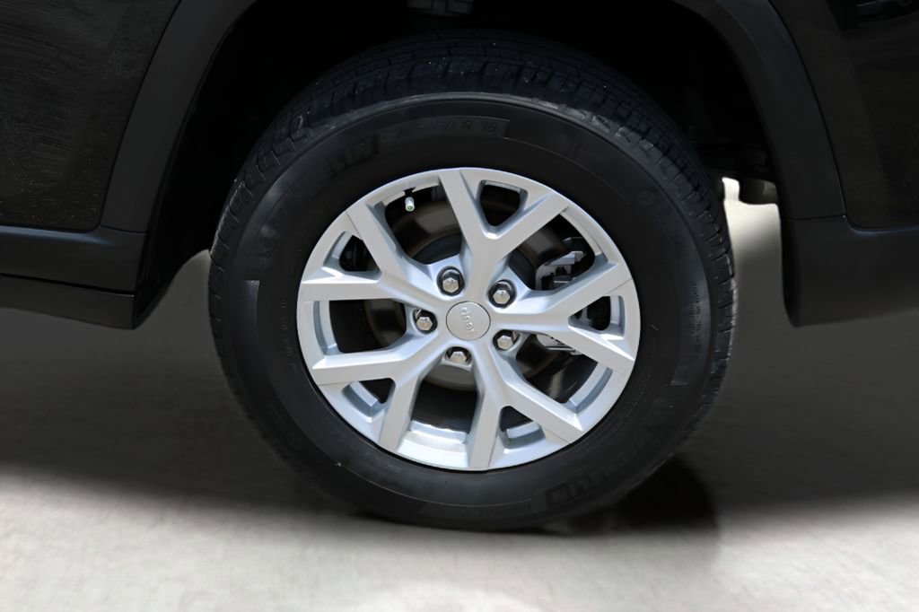 Used 2023 Jeep Grand Cherokee Limited w/ Luxury Tech Group II RWD image 9