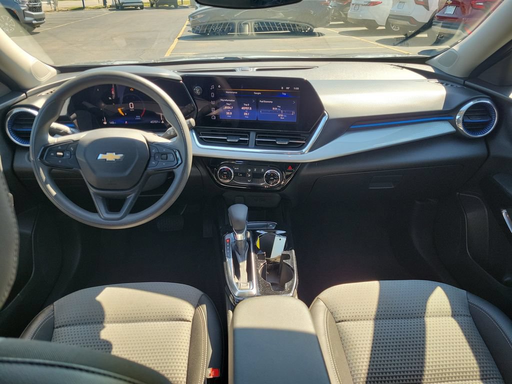 Used 2025 Chevrolet Trax LT FWD image 13