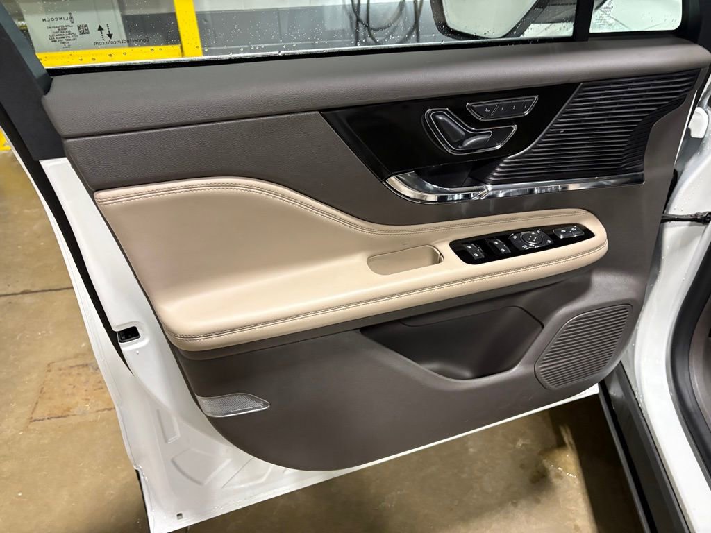 Used 2022 Lincoln Corsair Reserve w/ Equipment Group 201A image 15