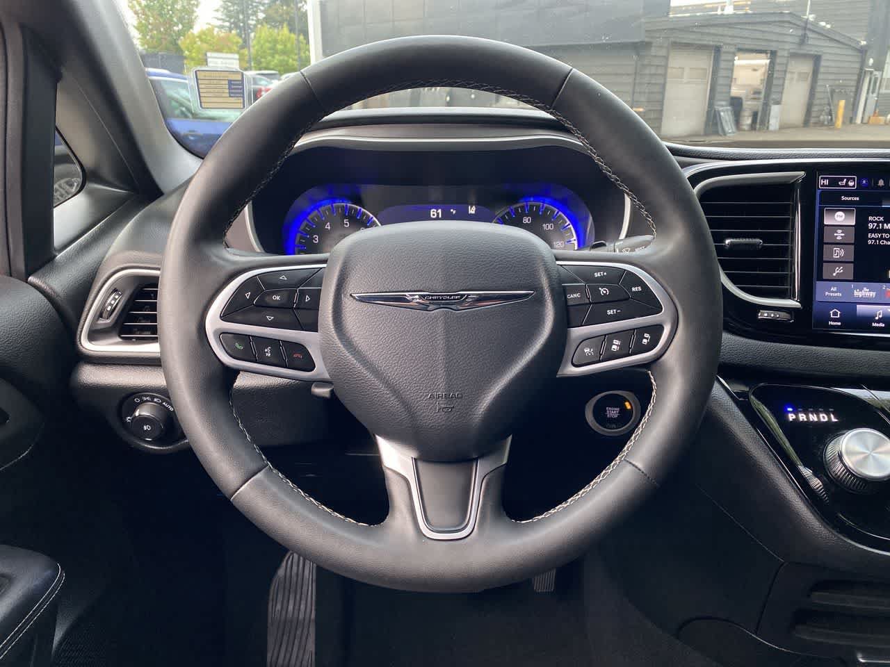 Used 2025 Chrysler Pacifica Select FWD image 18