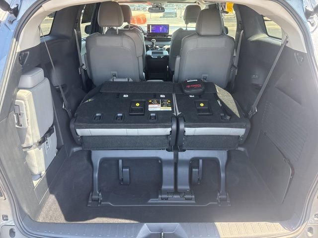 Used 2025 Toyota Sienna XLE image 13