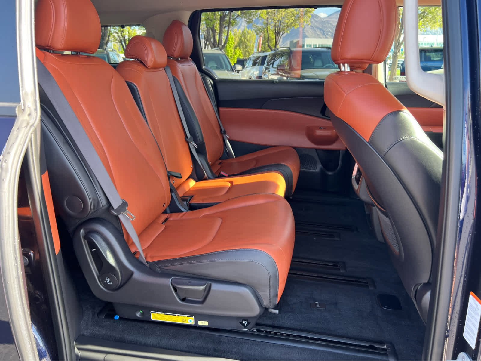 Used 2025 Kia Carnival EX image 20