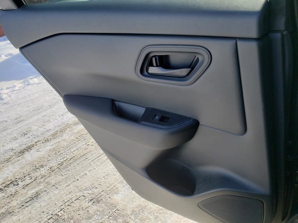 Used 2025 Nissan Rogue S image 17