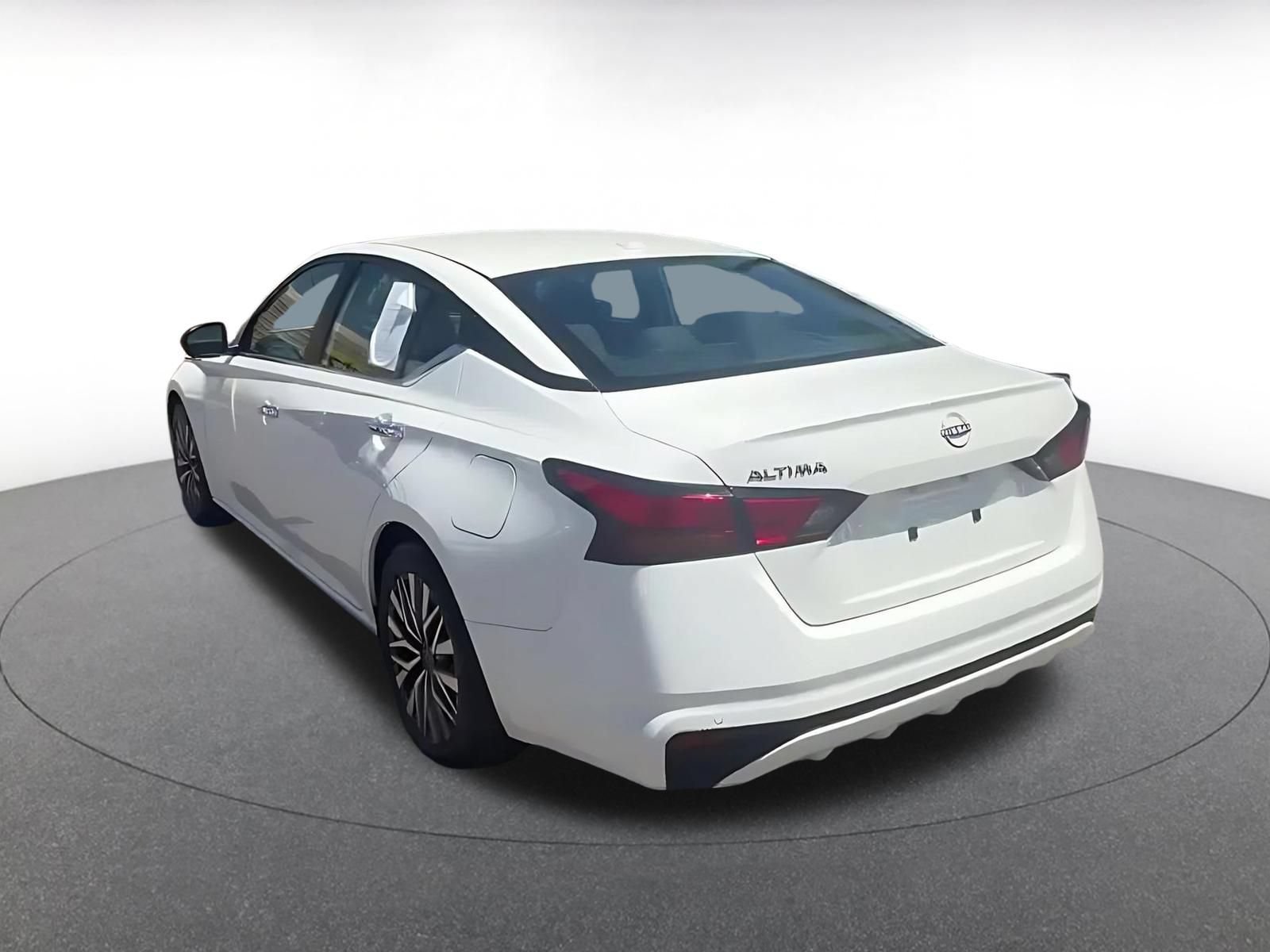 Used 2025 Nissan Altima 2.5 SV FWD image 11