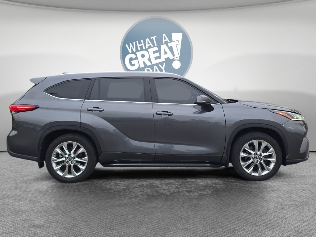 Used 2023 Toyota Highlander Limited AWD/4WD image 2