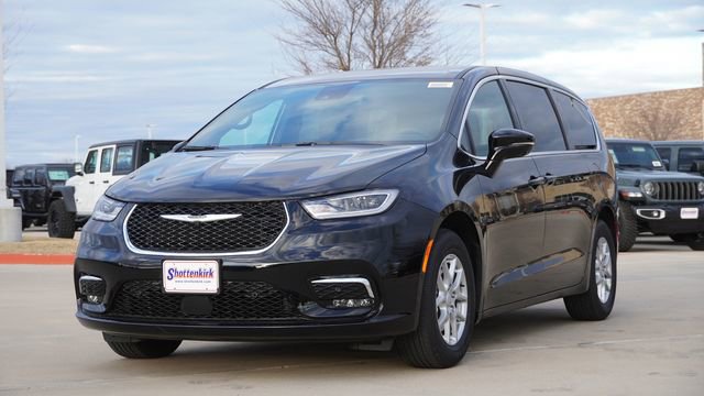 New 2026 Chrysler Pacifica Select image 3