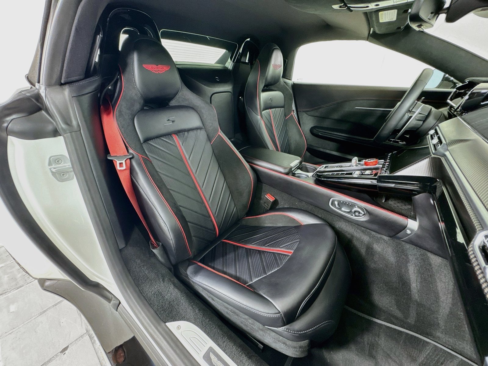 Used 2026 Aston Martin V8 Vantage S RWD image 22