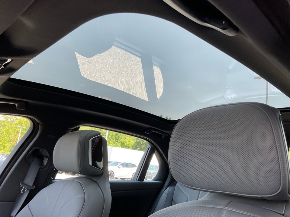 Certified 2024 BMW i7 eDrive50 w/ M Sport Package RWD image 21