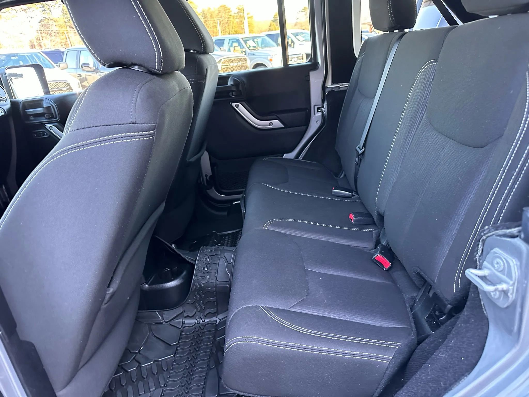 Used 2016 Jeep Wrangler Unlimited Sahara w/ Connectivity Group image 10