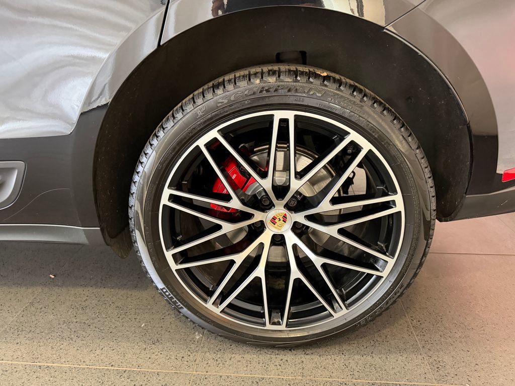 Certified 2024 Porsche Macan S AWD/4WD image 11