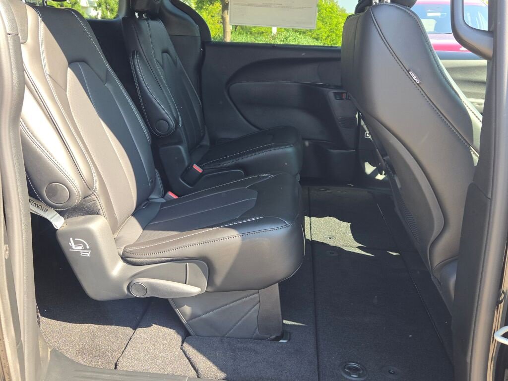 New 2026 Chrysler Pacifica Select image 10