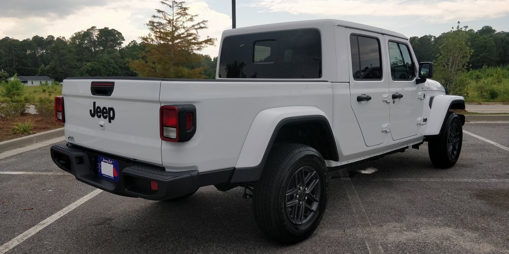 New 2025 Jeep Gladiator Sport image 19