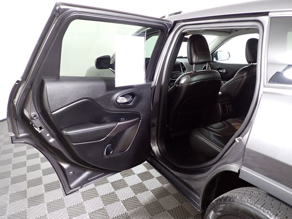 Used 2019 Jeep Cherokee Latitude Plus w/ Cold Weather Group AWD/4WD image 32
