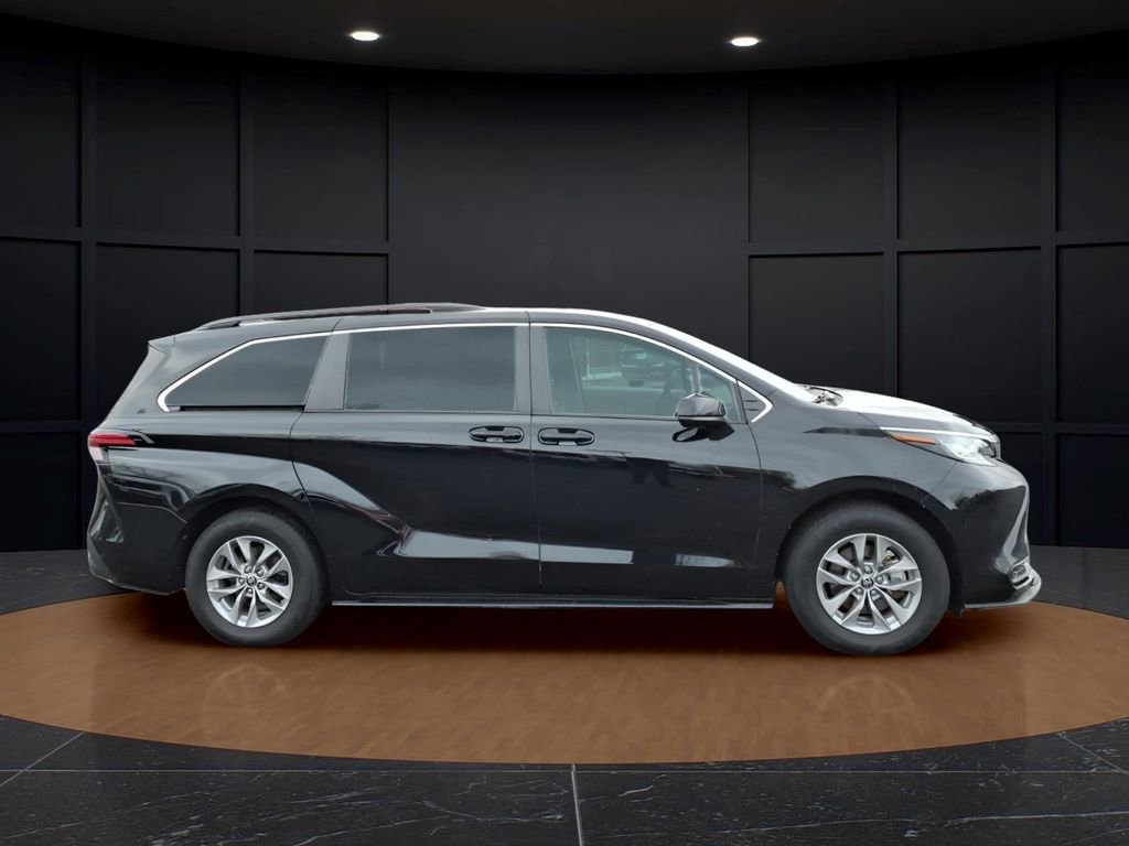 Used 2022 Toyota Sienna LE image 8