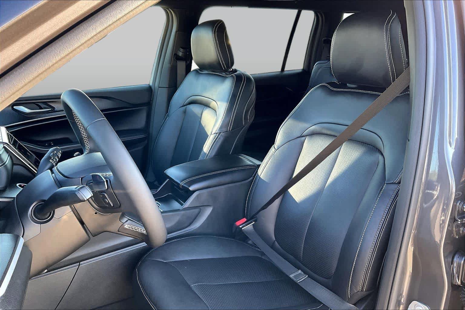 Used 2024 Jeep Grand Cherokee L Laredo RWD image 8