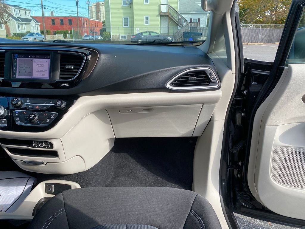 Used 2022 Chrysler Voyager LX image 29