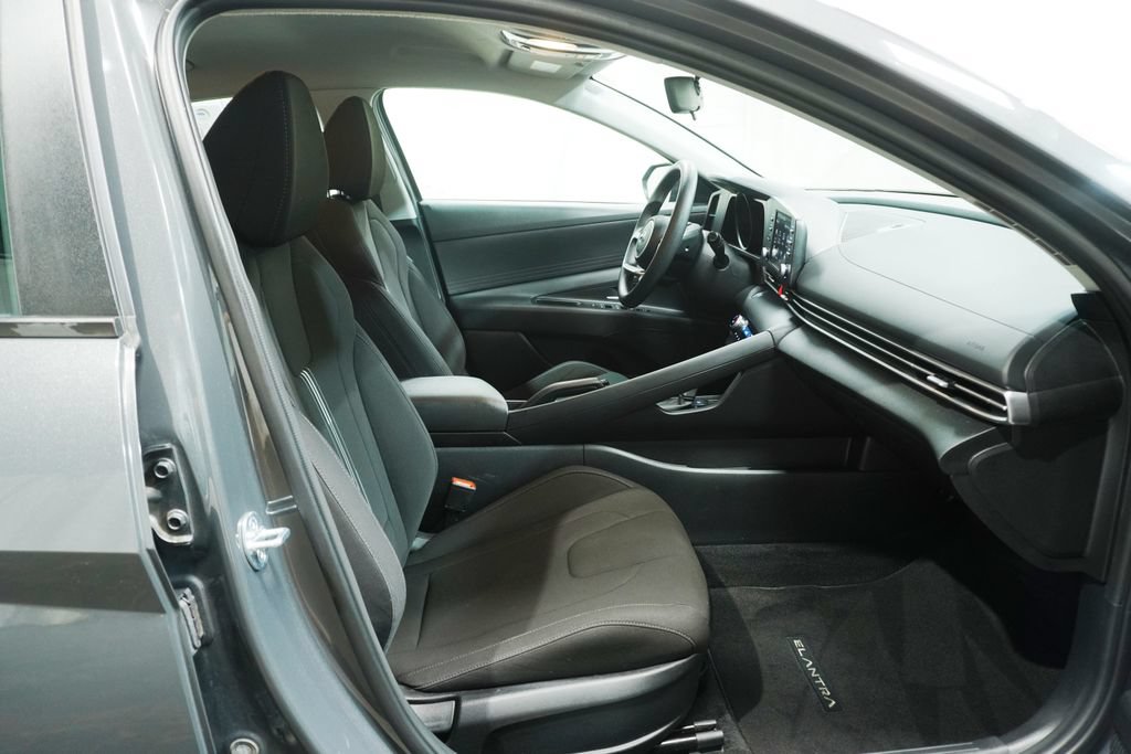Used 2023 Hyundai Elantra SEL w/ Preferred Accessory Package FWD image 12