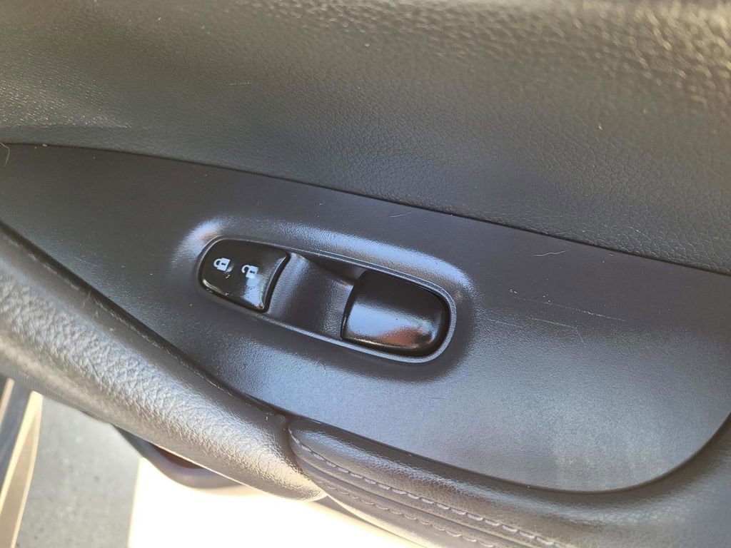 Used 2018 Nissan Rogue SV w/ Sun & Sound Touring Package image 8