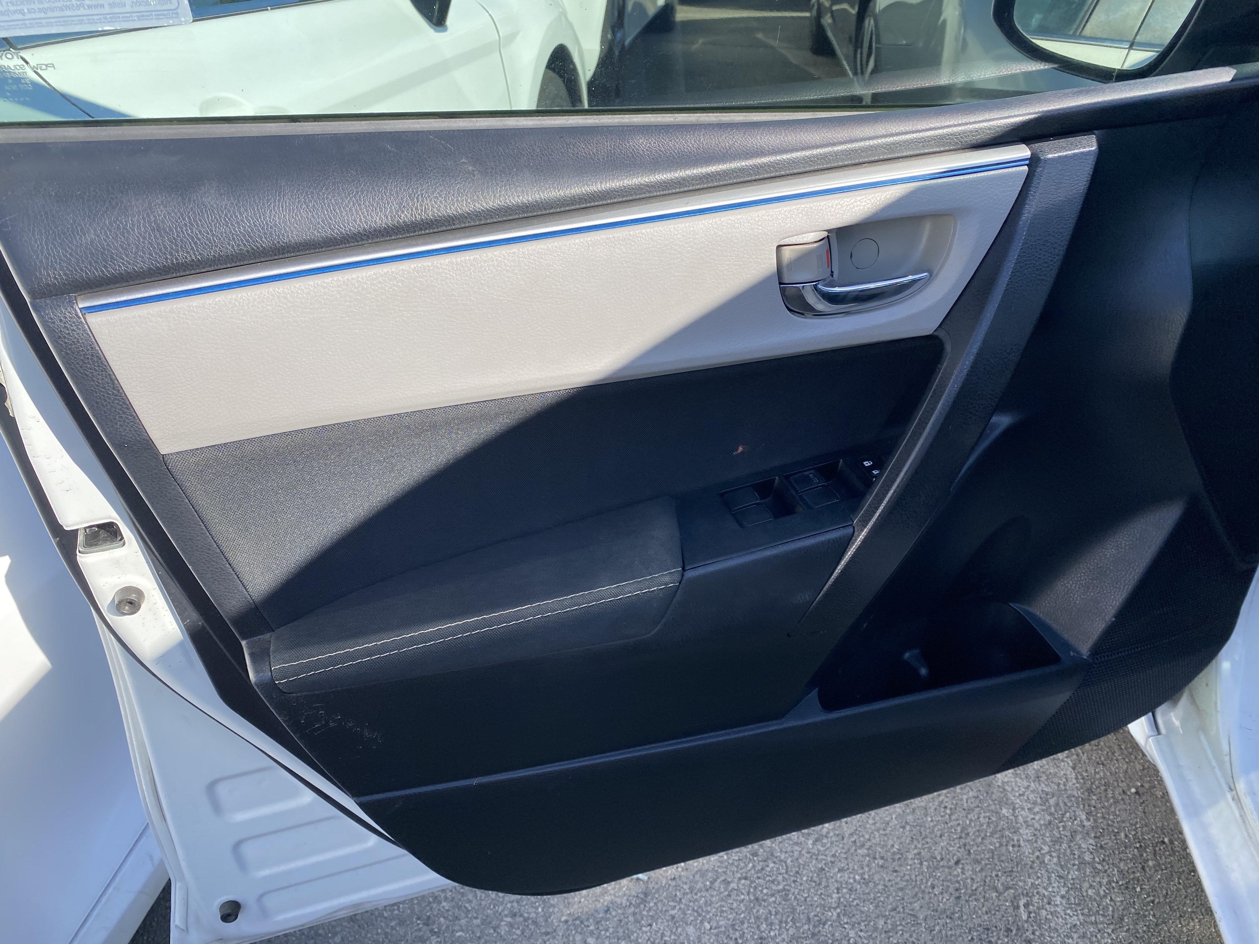 Used 2015 Toyota Corolla LE FWD image 9