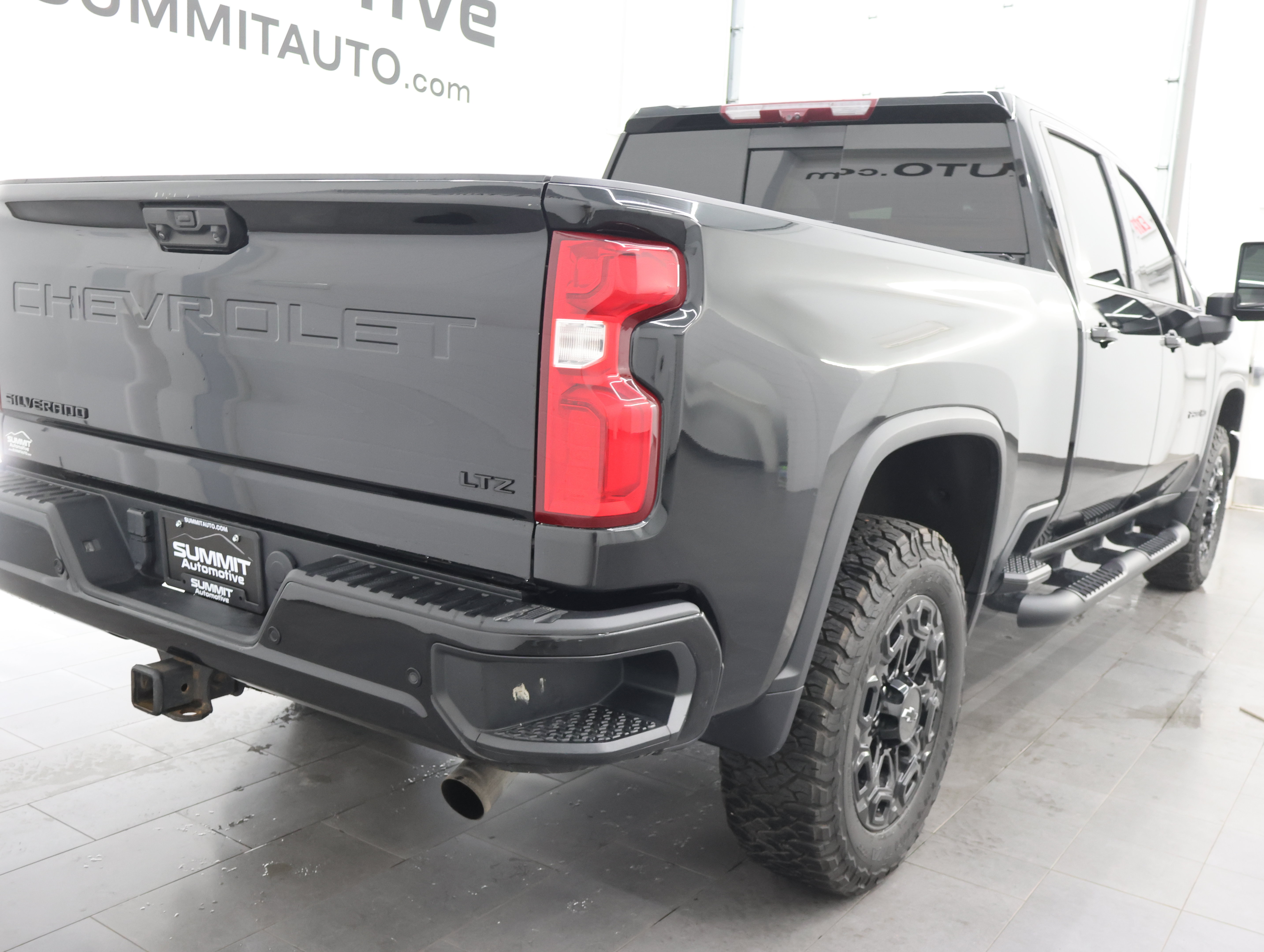 Used 2024 Chevrolet Silverado 2500 LTZ w/ LTZ Plus Package AWD/4WD image 4