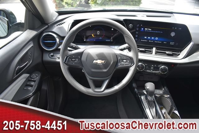 Used 2025 Chevrolet Trax LT FWD image 24