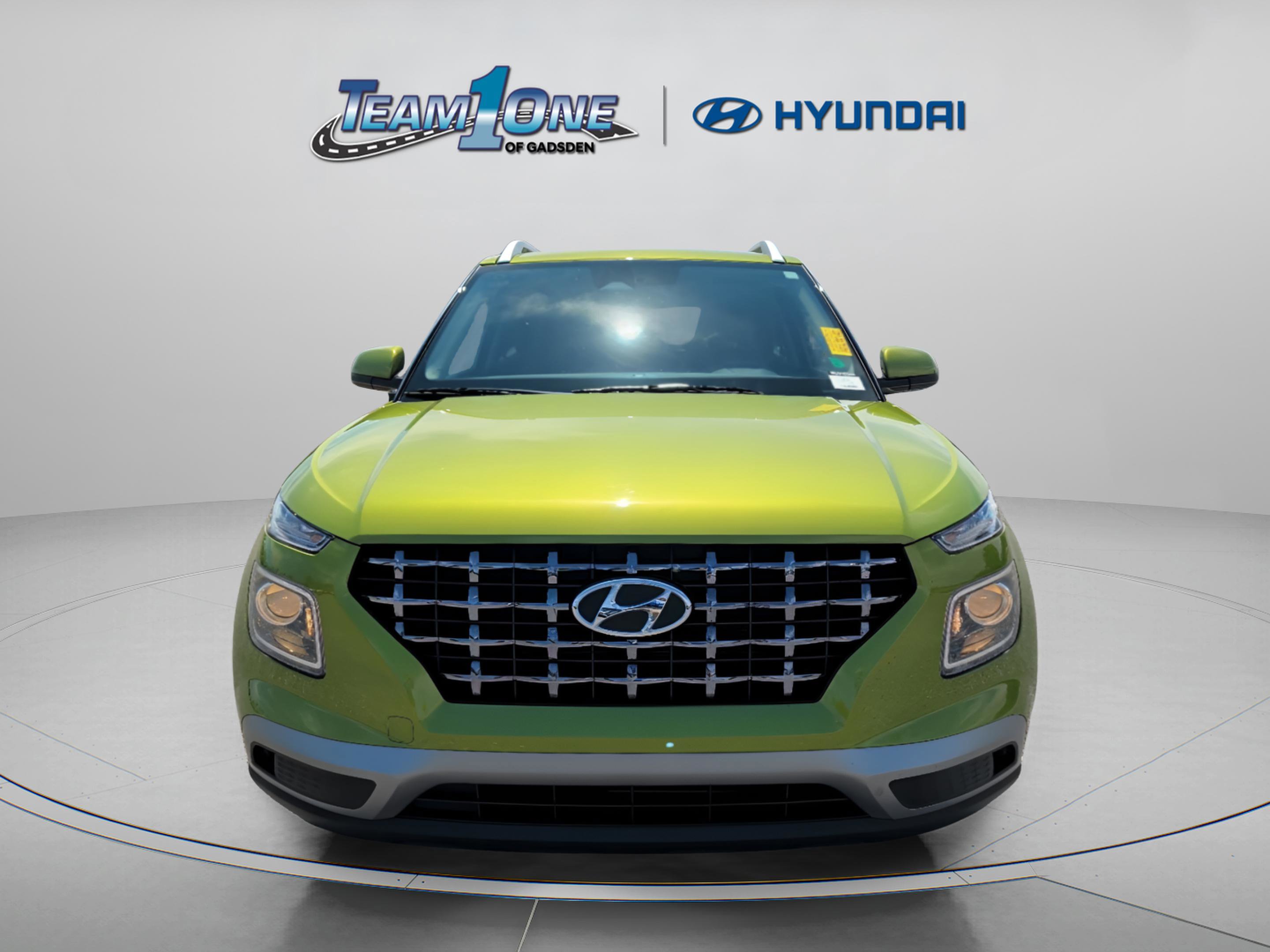 Used 2024 Hyundai Venue SEL FWD image 2