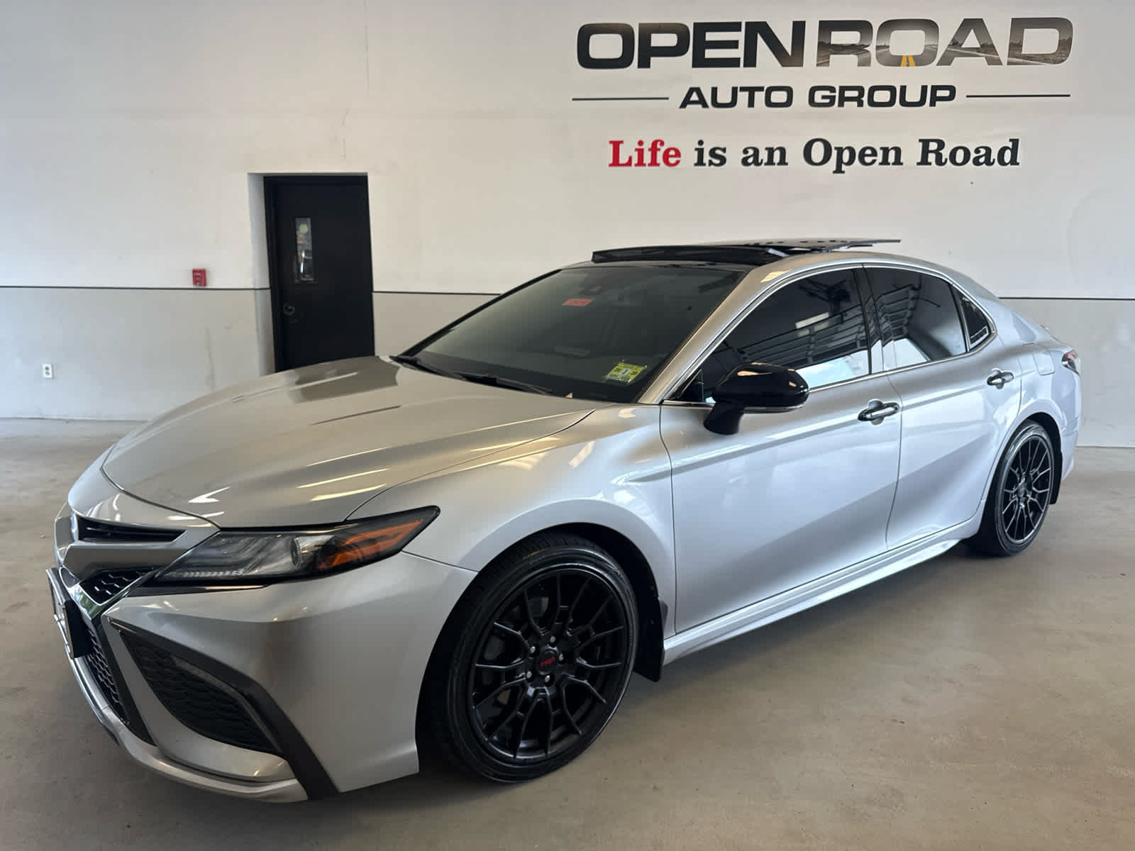 Used 2021 Toyota Camry XSE FWD image 3