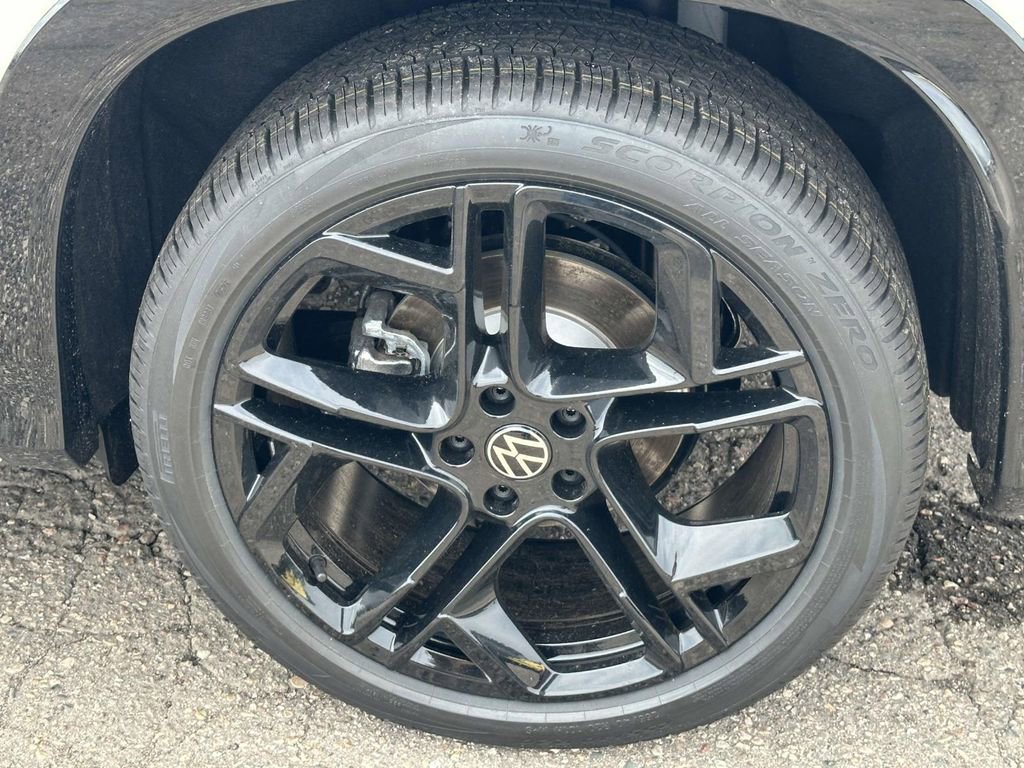 New 2026 Volkswagen Tiguan SE R-Line FWD image 9