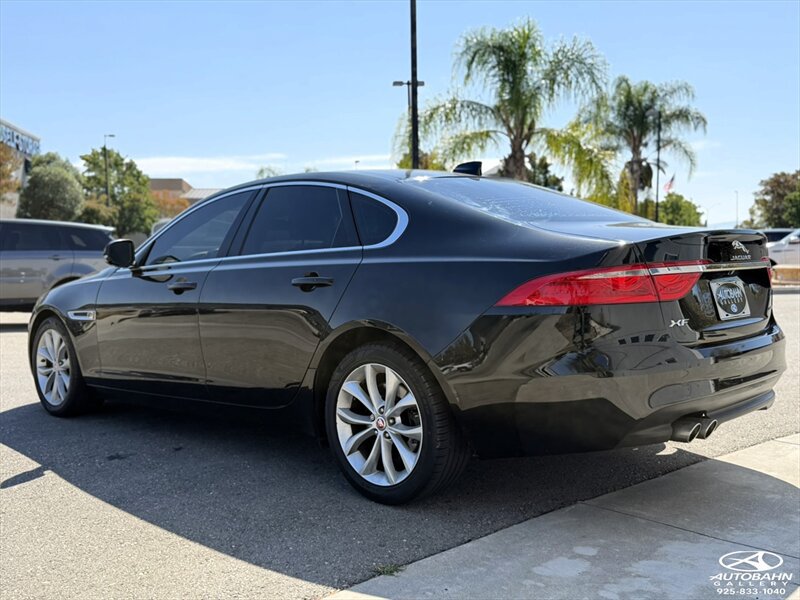 Used 2018 Jaguar XF Premium RWD image 8