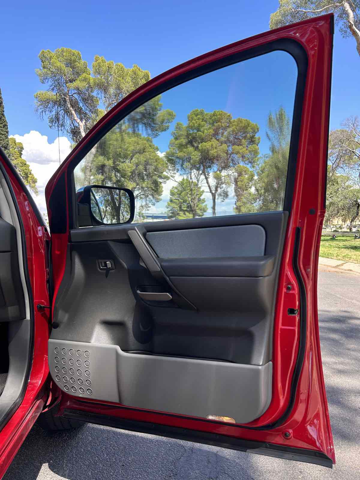 Used 2005 Nissan Titan SE image 26