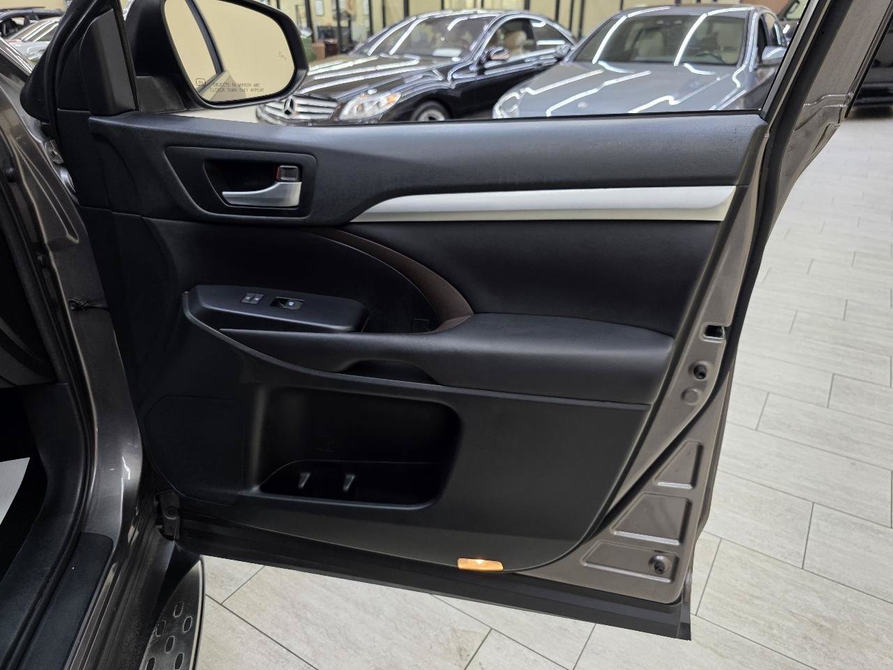 Used 2017 Toyota Highlander SE FWD image 43