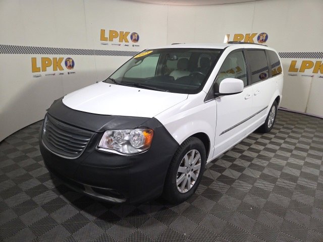 Used 2015 Chrysler Town & Country Touring image 3