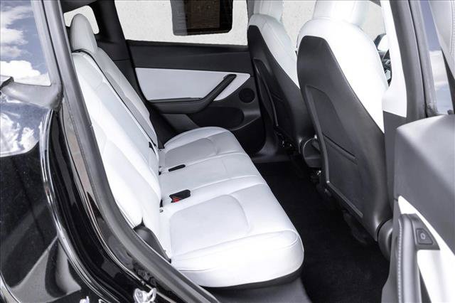 Used 2022 Tesla Model Y Long Range AWD/4WD image 23