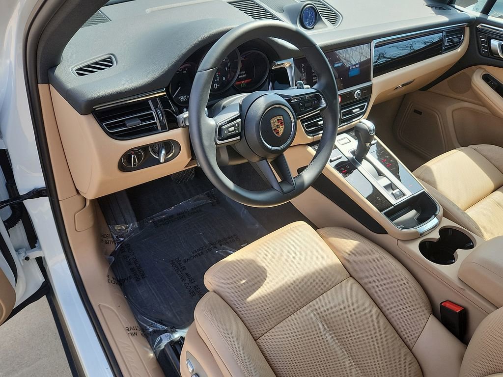 Certified 2025 Porsche Macan image 4