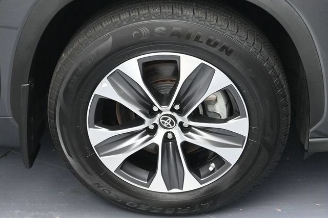 Used 2022 Toyota Highlander XLE AWD/4WD image 6