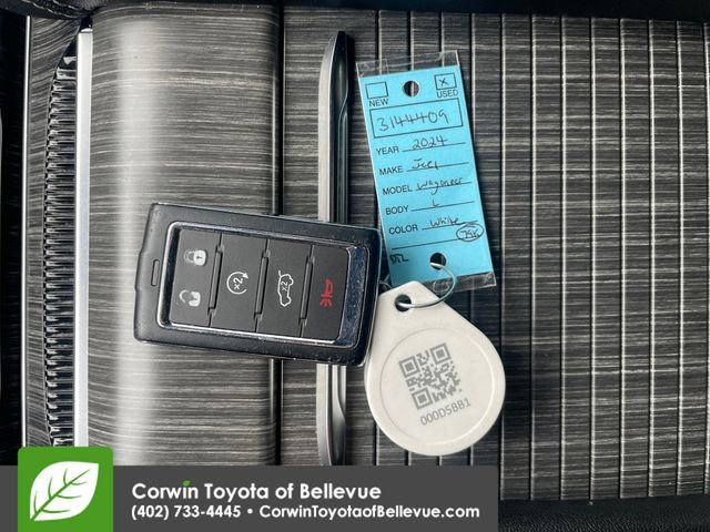 Used 2024 Jeep Wagoneer L Series II w/ Flexible Seating Group AWD/4WD image 16