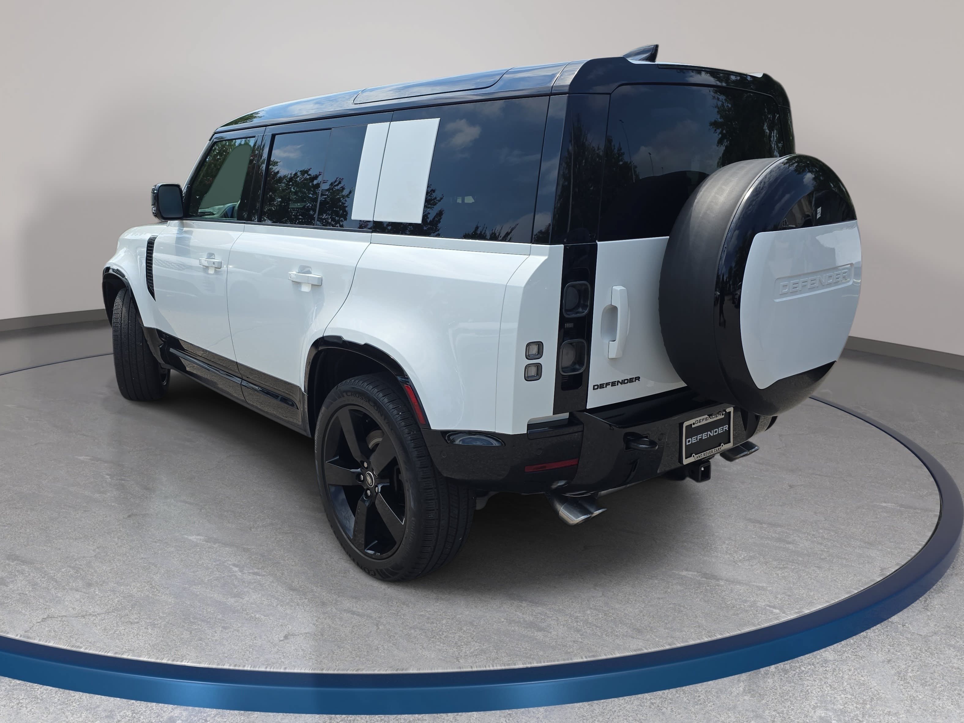 Certified 2025 Land Rover Defender 110 V8 AWD/4WD image 7