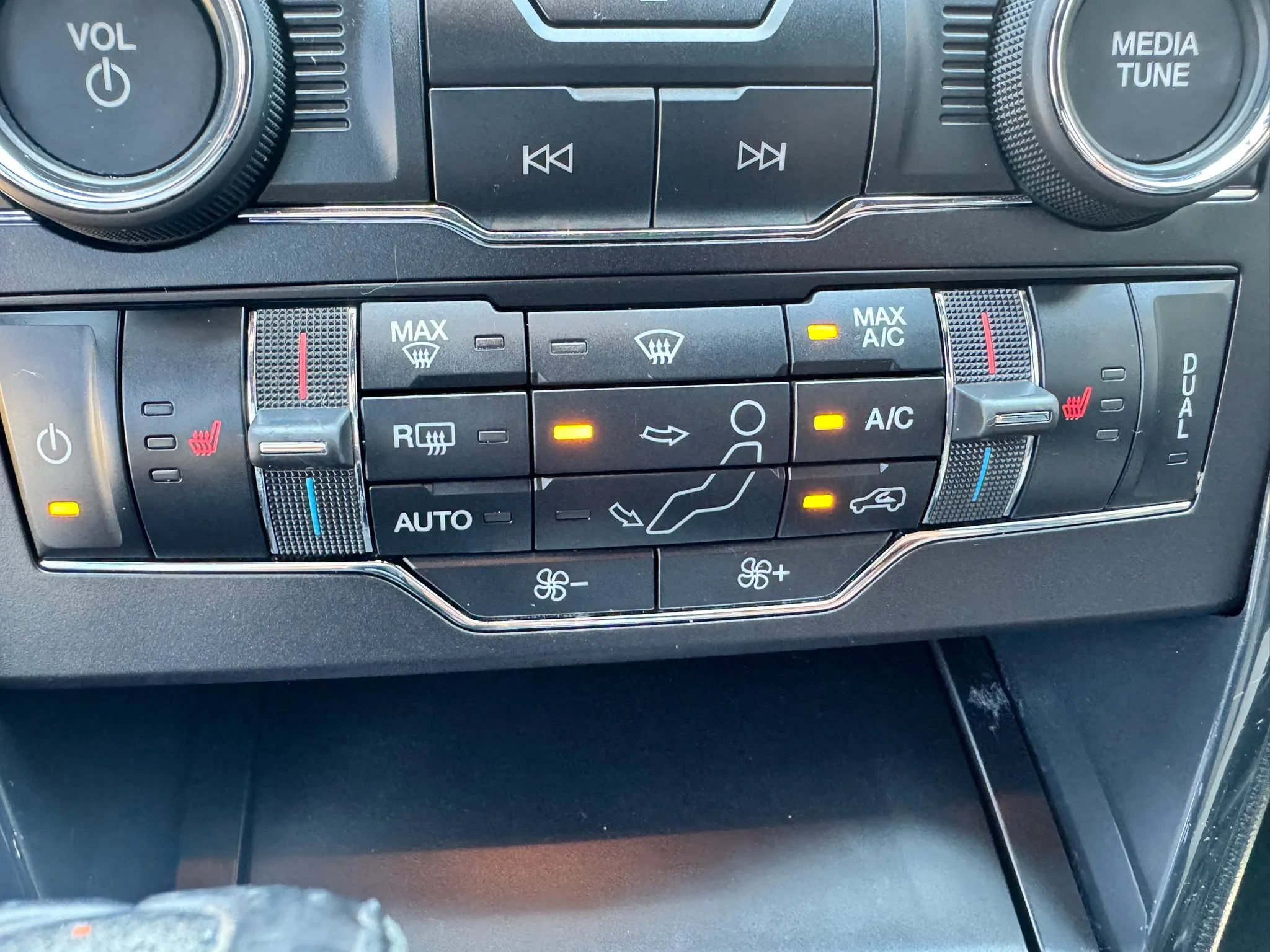 Used 2017 Ford Explorer XLT w/ Equipment Group 202A FWD image 29