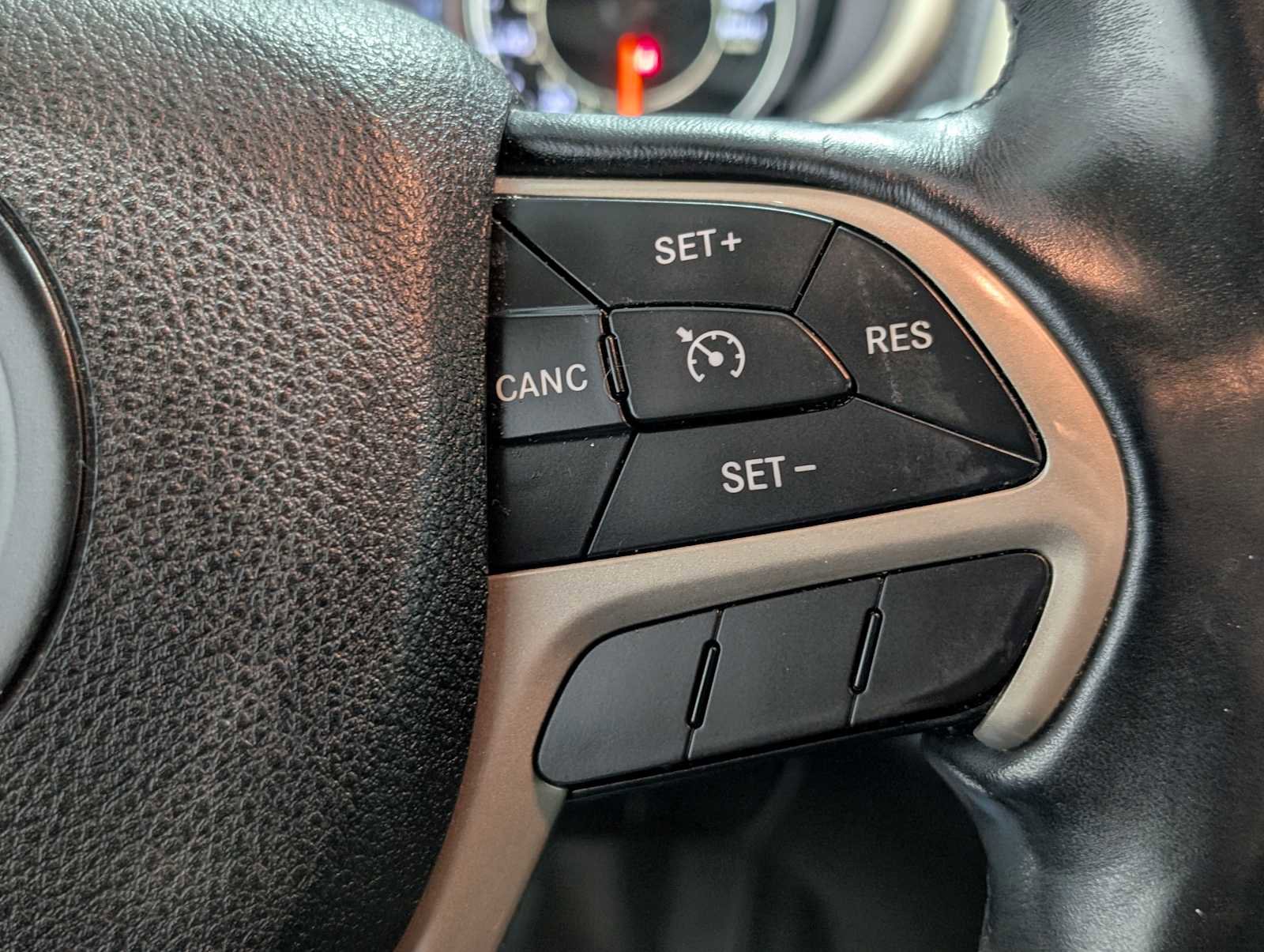 Used 2017 Jeep Cherokee Limited AWD/4WD image 36