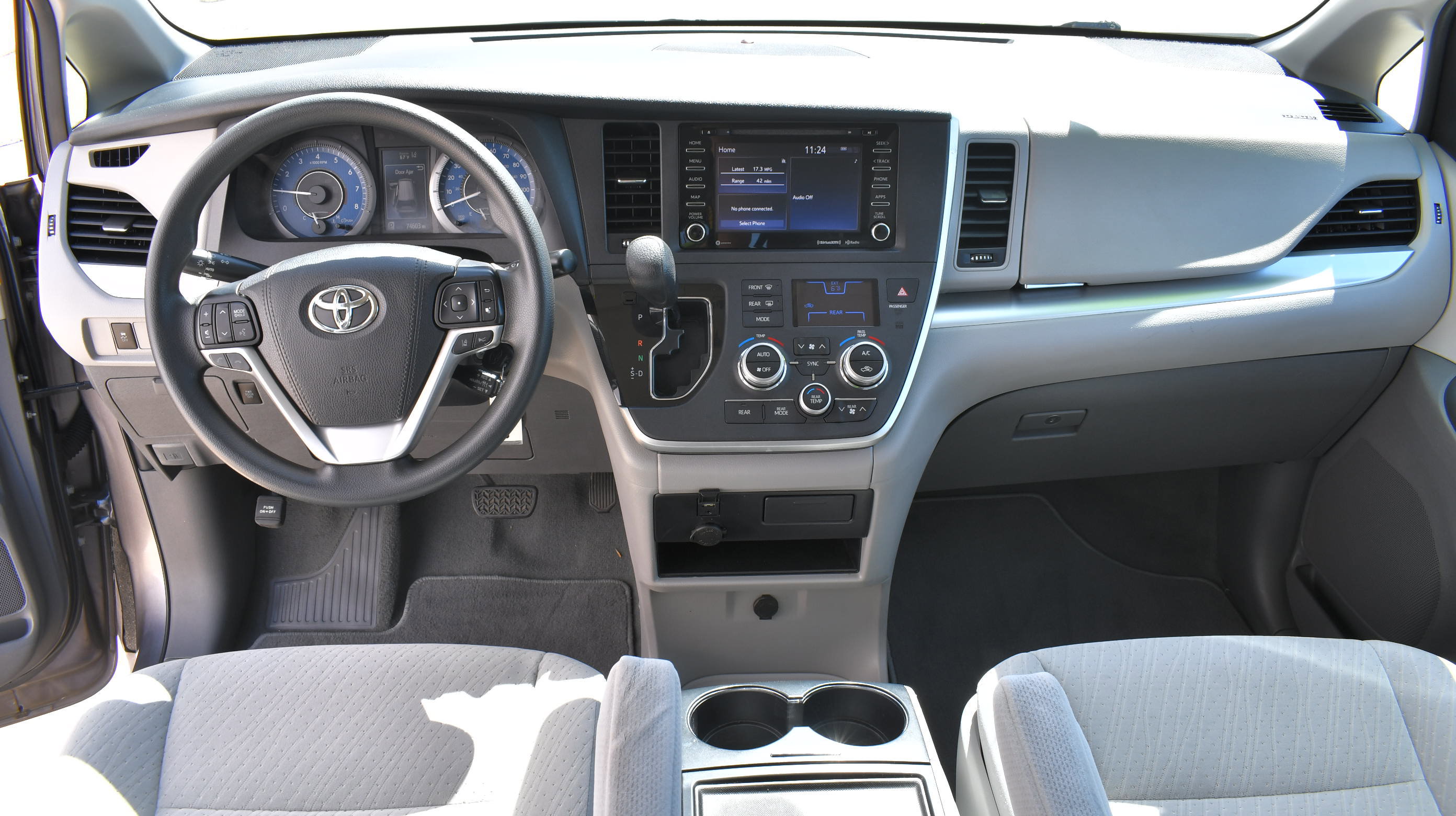 Used 2020 Toyota Sienna LE w/ Carpet Mat Package image 14