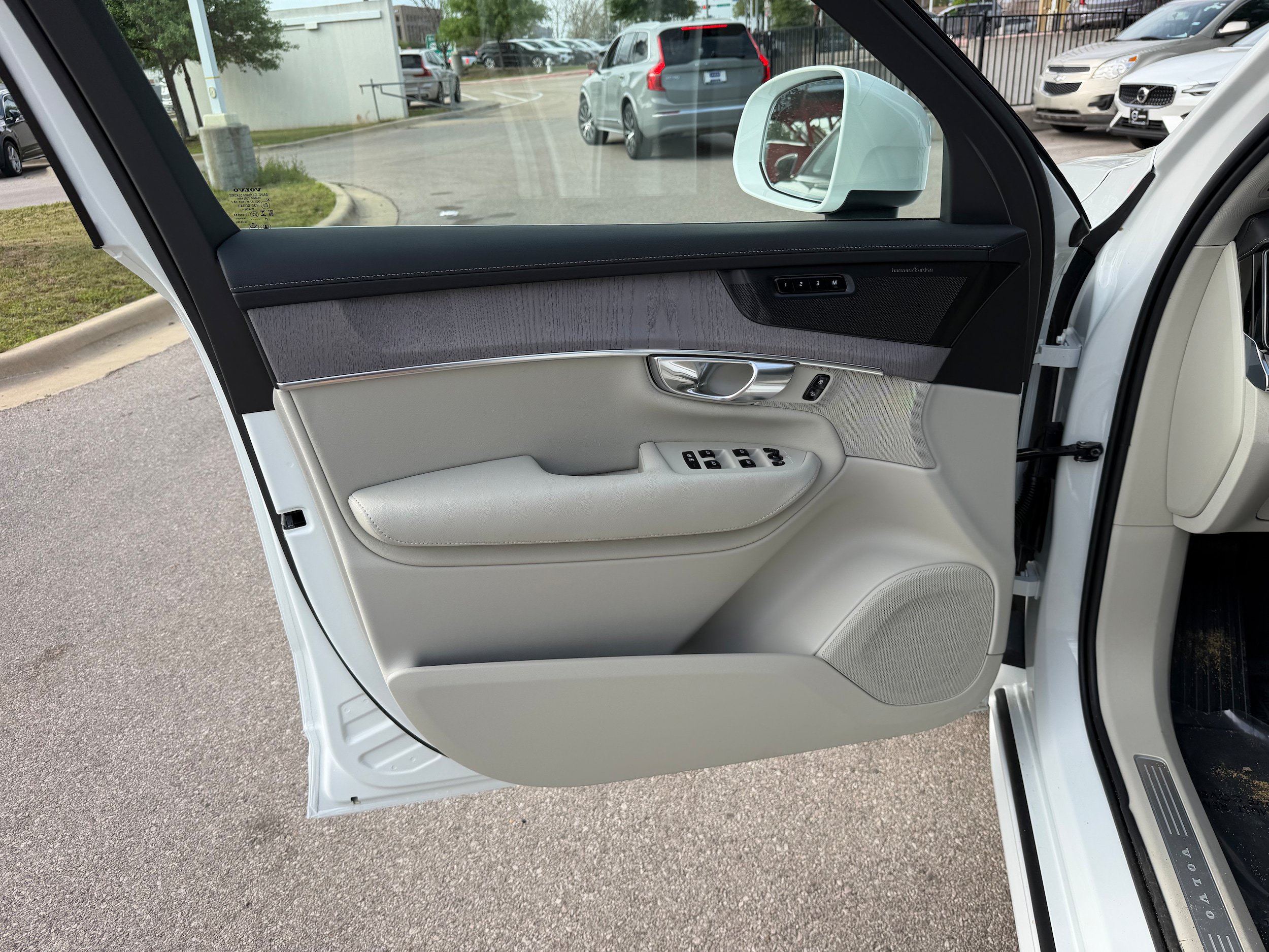 New 2026 Volvo XC90 B6 Ultra w/ Protection Package AWD/4WD image 18