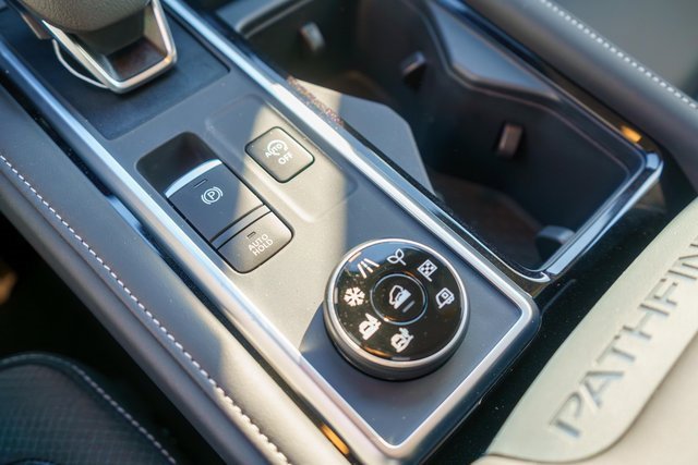 New 2025 Nissan Pathfinder SL image 19