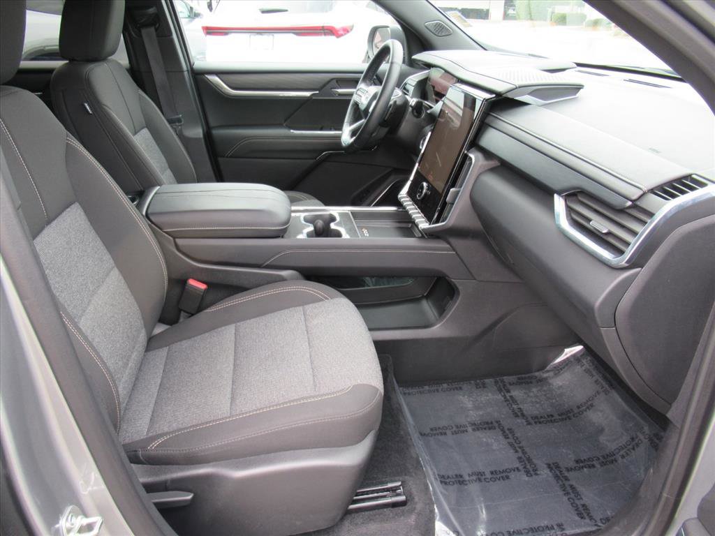 Used 2025 GMC Acadia Elevation image 9