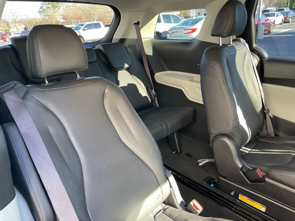 Used 2023 Kia Carnival LX image 36