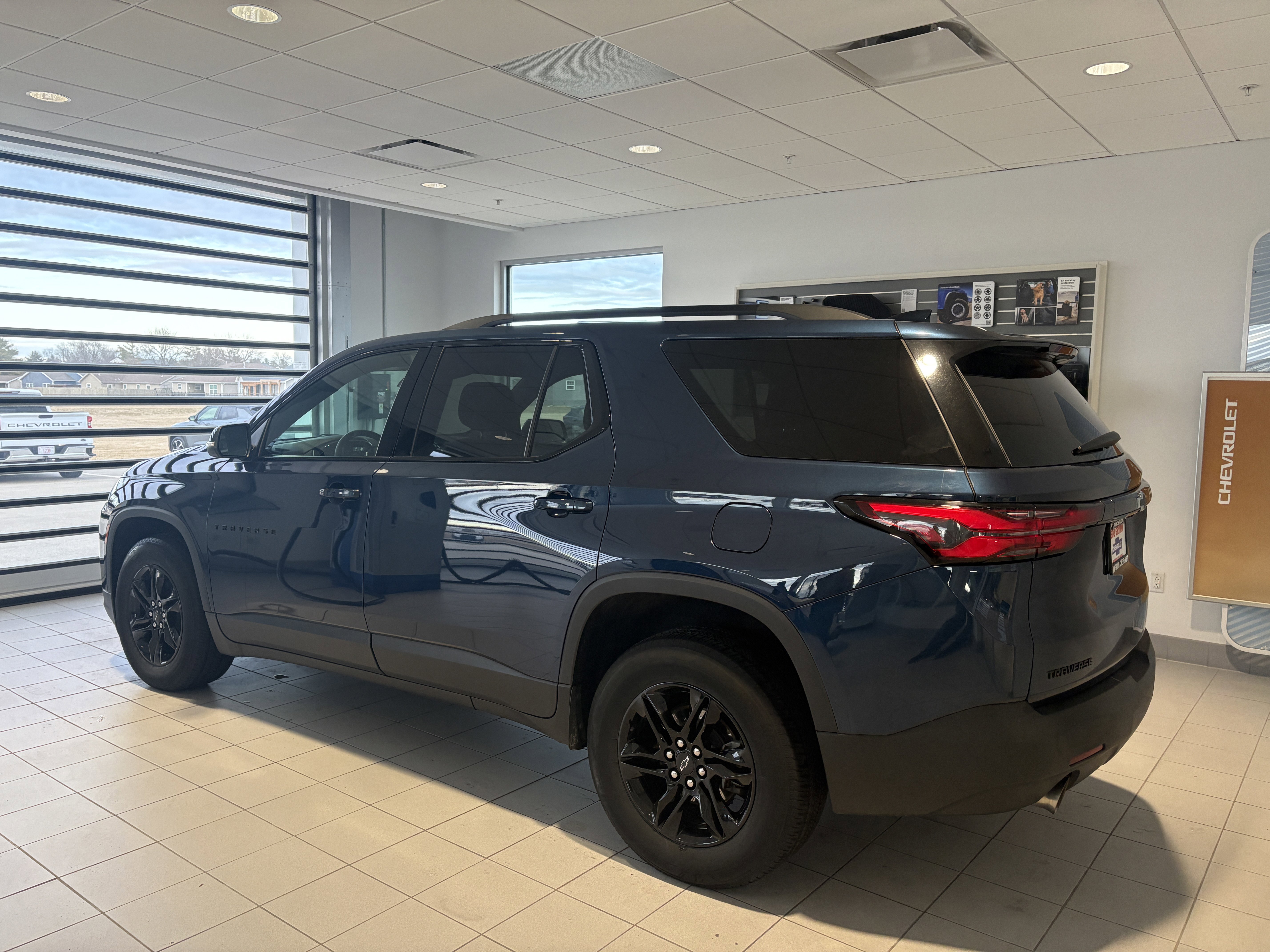 Used 2023 Chevrolet Traverse LT image 3