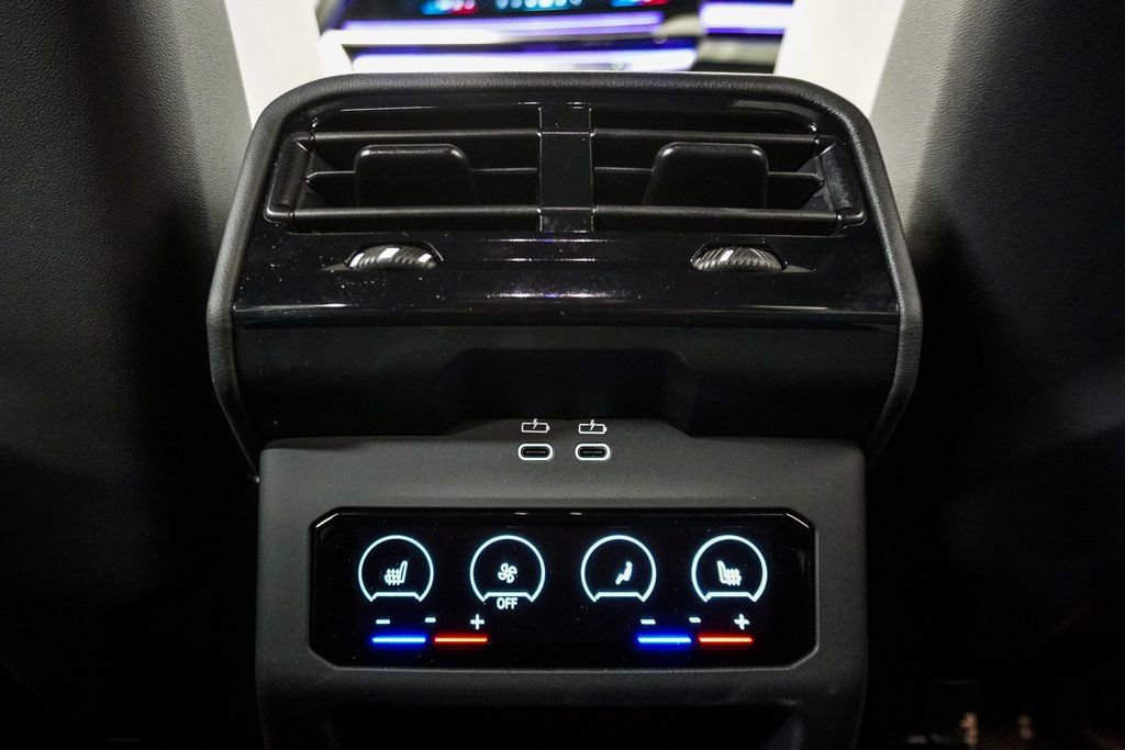 Used 2025 BMW M5 w/ Carbon Package image 22