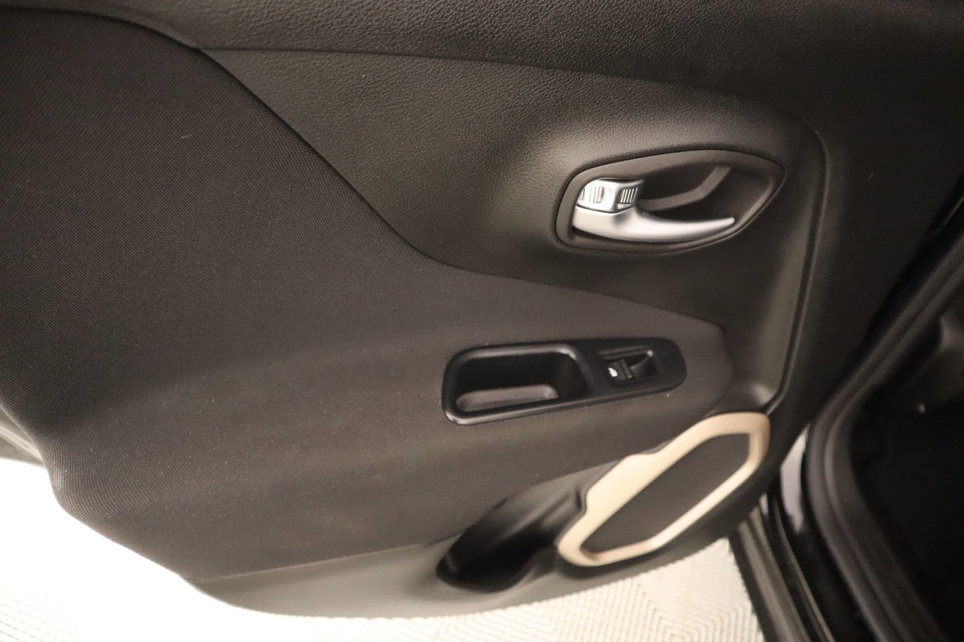 Used 2016 Jeep Renegade Sport w/ Power & Air Group image 14