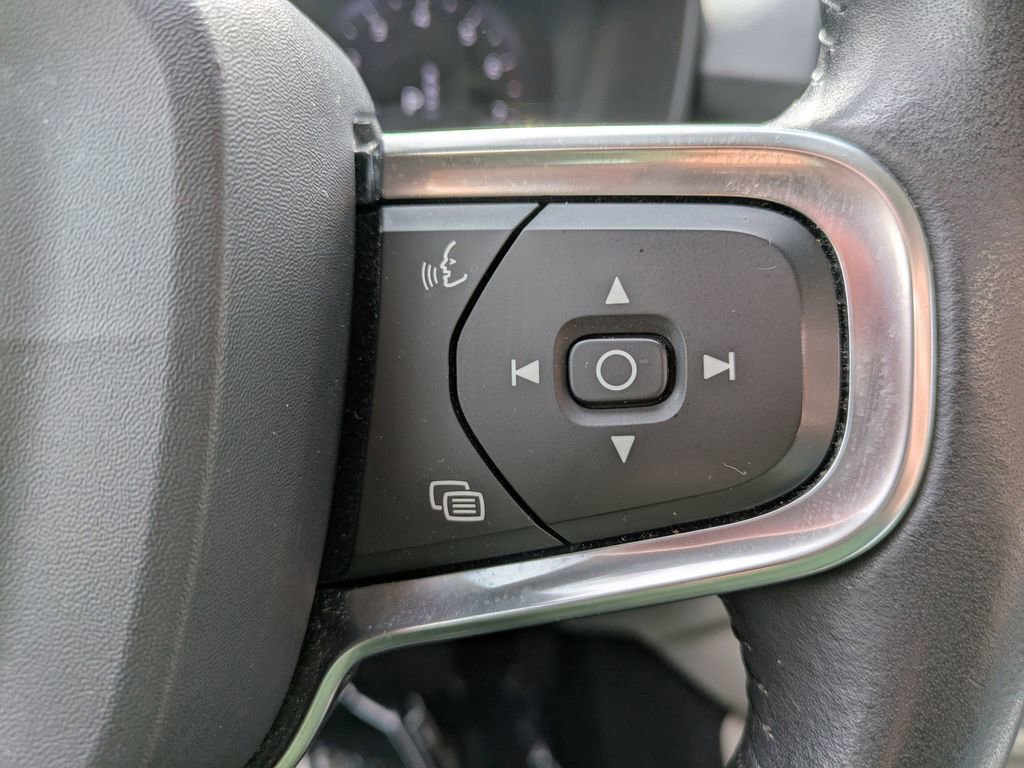 Used 2020 Volvo XC40 T4 Momentum w/ Protection Package Premier image 26