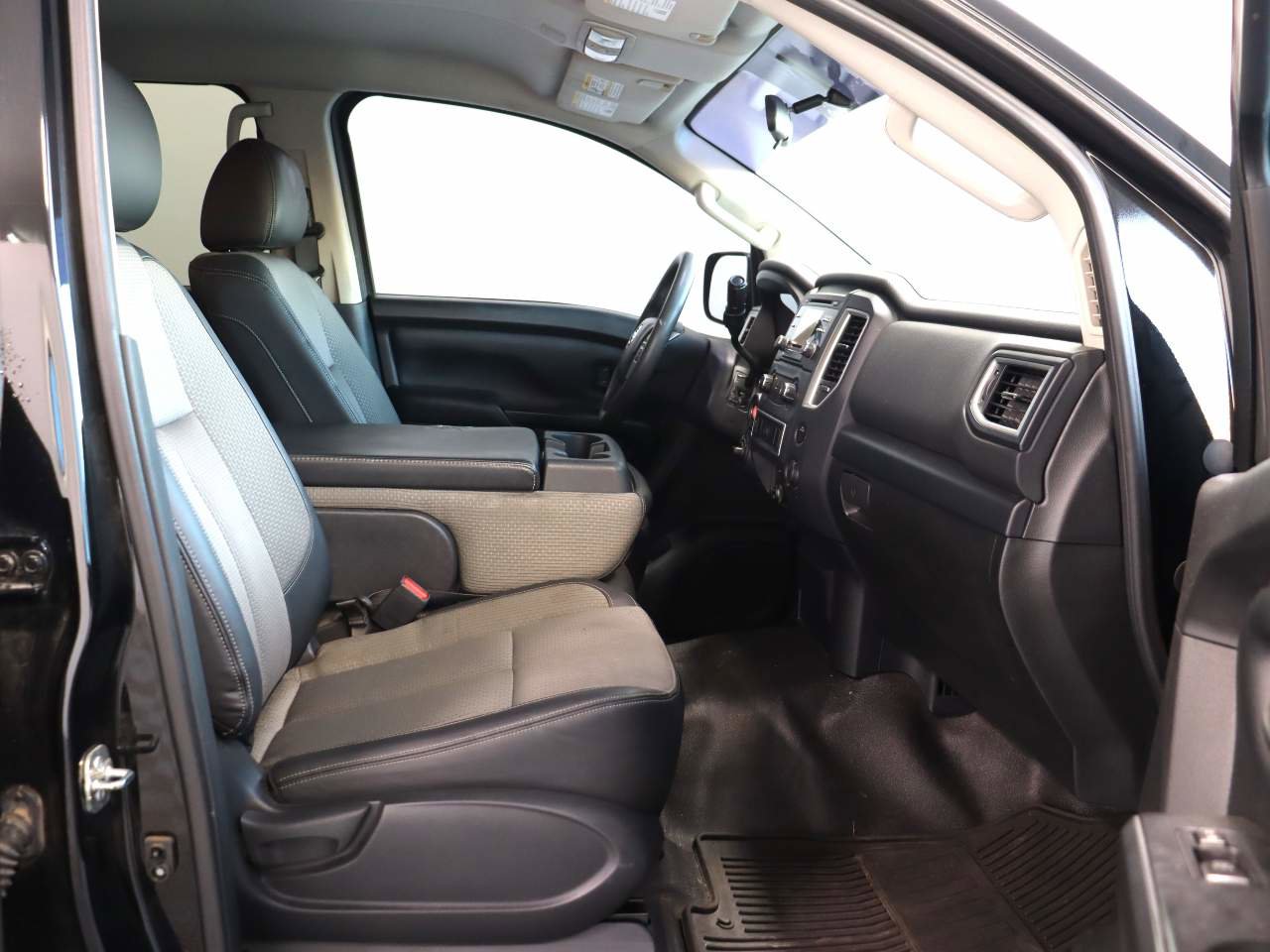 Used 2018 Nissan Titan S image 18